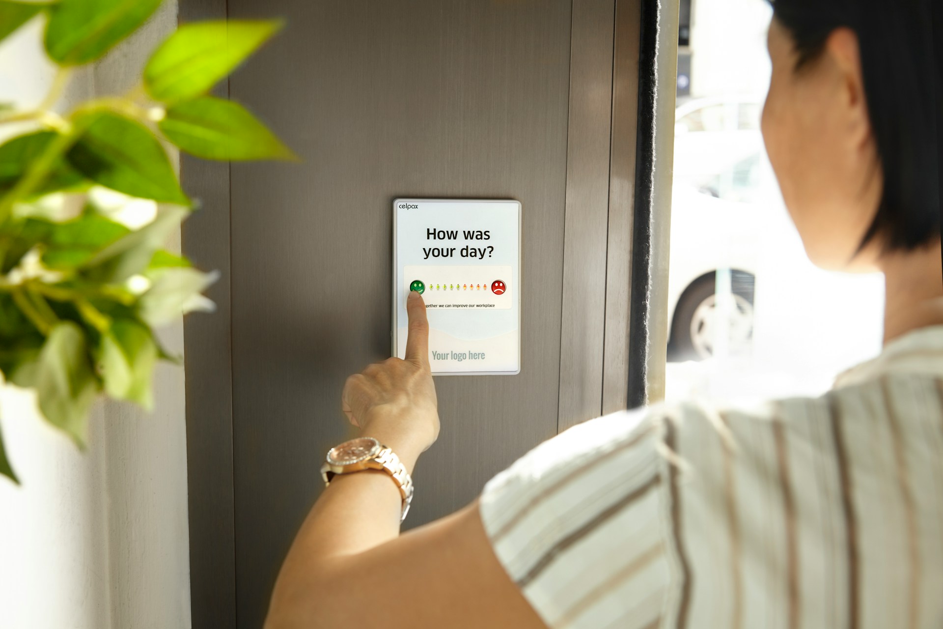 Totem digital em hotéis: modernize o check-in, check-out e os serviços extras